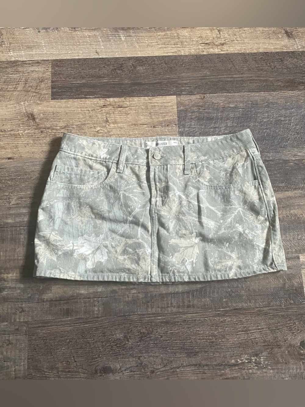 Hollister Grunge green camo mini skort